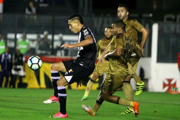 Lus Fabiano marcou o primeiro gol do jogo, de cabea, no segundo tempo. Em contra-ataque, Douglas marcou o segundo do Vasco na partida, enquanto Andr, de pnalti, j perto do fim, descontou para o Leo.