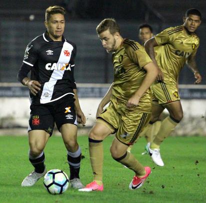 Lus Fabiano marcou o primeiro gol do jogo, de cabea, no segundo tempo. Em contra-ataque, Douglas marcou o segundo do Vasco na partida, enquanto Andr, de pnalti, j perto do fim, descontou para o Leo.