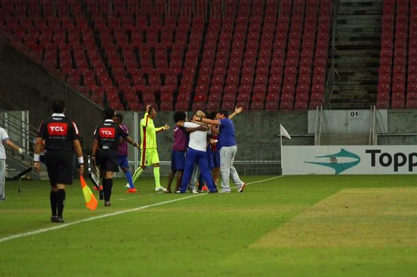 O Nutico saiu na frente com Vincius, no comeo do primeiro tempo, mas sofreu o empate logo em seguida, com Minho. Perto do fim, na j segunda etapa, Robson marcou o gol da virada, selando mais uma derrota do Timbu, lanterna da Srie B.