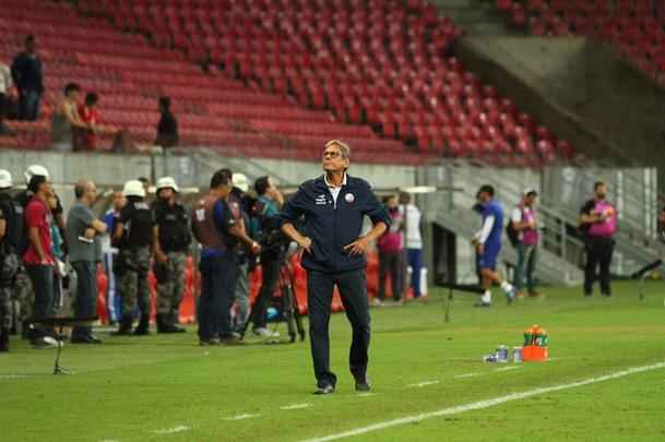 O Nutico saiu na frente com Vincius, no comeo do primeiro tempo, mas sofreu o empate logo em seguida, com Minho. Perto do fim, na j segunda etapa, Robson marcou o gol da virada, selando mais uma derrota do Timbu, lanterna da Srie B.