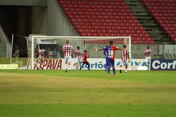 O Nutico saiu na frente com Vincius, no comeo do primeiro tempo, mas sofreu o empate logo em seguida, com Minho. Perto do fim, na j segunda etapa, Robson marcou o gol da virada, selando mais uma derrota do Timbu, lanterna da Srie B.