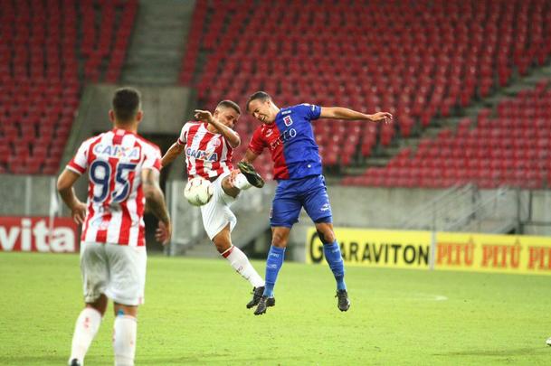 O Nutico saiu na frente com Vincius, no comeo do primeiro tempo, mas sofreu o empate logo em seguida, com Minho. Perto do fim, na j segunda etapa, Robson marcou o gol da virada, selando mais uma derrota do Timbu, lanterna da Srie B.