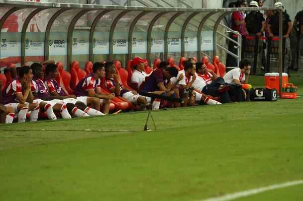 O Nutico saiu na frente com Vincius, no comeo do primeiro tempo, mas sofreu o empate logo em seguida, com Minho. Perto do fim, na j segunda etapa, Robson marcou o gol da virada, selando mais uma derrota do Timbu, lanterna da Srie B.