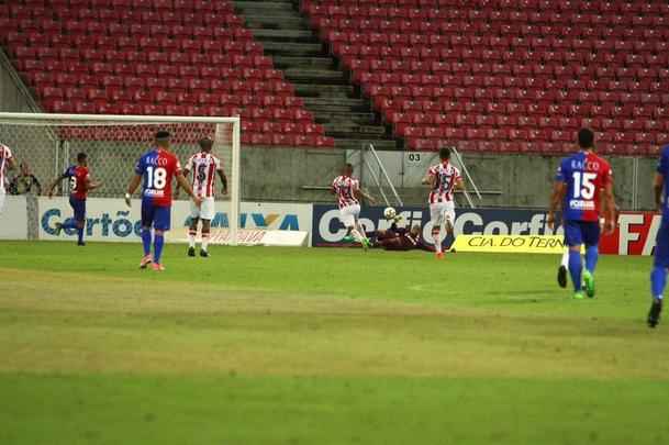 O Nutico saiu na frente com Vincius, no comeo do primeiro tempo, mas sofreu o empate logo em seguida, com Minho. Perto do fim, na j segunda etapa, Robson marcou o gol da virada, selando mais uma derrota do Timbu, lanterna da Srie B.