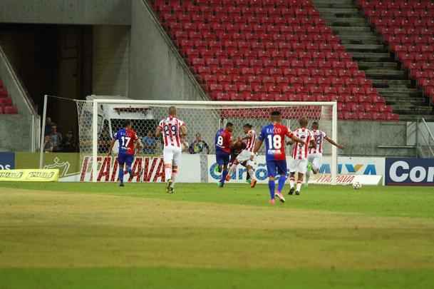 O Nutico saiu na frente com Vincius, no comeo do primeiro tempo, mas sofreu o empate logo em seguida, com Minho. Perto do fim, na j segunda etapa, Robson marcou o gol da virada, selando mais uma derrota do Timbu, lanterna da Srie B.