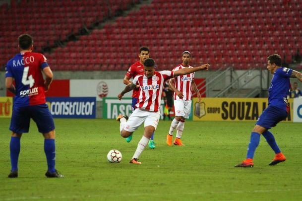 O Nutico saiu na frente com Vincius, no comeo do primeiro tempo, mas sofreu o empate logo em seguida, com Minho. Perto do fim, na j segunda etapa, Robson marcou o gol da virada, selando mais uma derrota do Timbu, lanterna da Srie B.