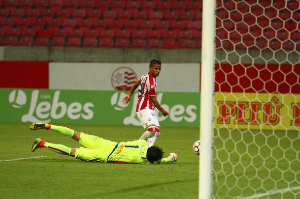 O Nutico saiu na frente com Vincius, no comeo do primeiro tempo, mas sofreu o empate logo em seguida, com Minho. Perto do fim, na j segunda etapa, Robson marcou o gol da virada, selando mais uma derrota do Timbu, lanterna da Srie B.