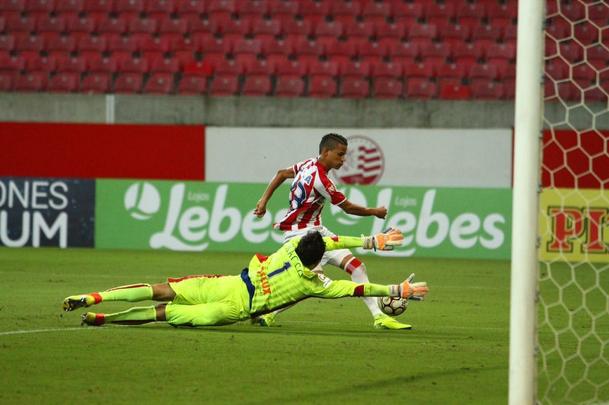 O Nutico saiu na frente com Vincius, no comeo do primeiro tempo, mas sofreu o empate logo em seguida, com Minho. Perto do fim, na j segunda etapa, Robson marcou o gol da virada, selando mais uma derrota do Timbu, lanterna da Srie B.