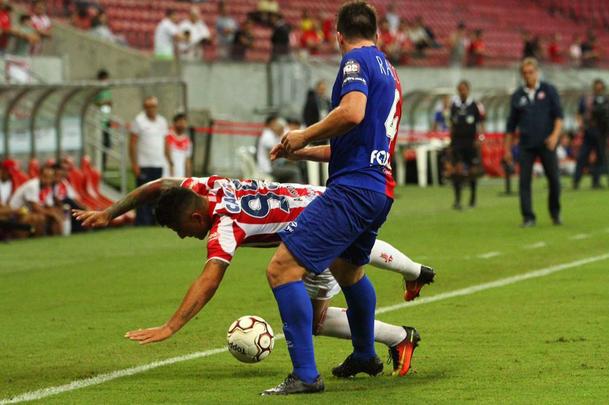 O Nutico saiu na frente com Vincius, no comeo do primeiro tempo, mas sofreu o empate logo em seguida, com Minho. Perto do fim, na j segunda etapa, Robson marcou o gol da virada, selando mais uma derrota do Timbu, lanterna da Srie B.