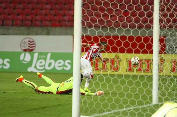 O Nutico saiu na frente com Vincius, no comeo do primeiro tempo, mas sofreu o empate logo em seguida, com Minho. Perto do fim, na j segunda etapa, Robson marcou o gol da virada, selando mais uma derrota do Timbu, lanterna da Srie B.