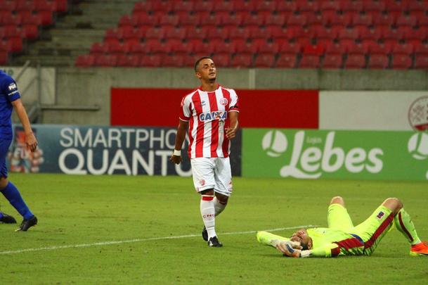 O Nutico saiu na frente com Vincius, no comeo do primeiro tempo, mas sofreu o empate logo em seguida, com Minho. Perto do fim, na j segunda etapa, Robson marcou o gol da virada, selando mais uma derrota do Timbu, lanterna da Srie B.