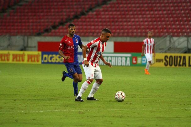 O Nutico saiu na frente com Vincius, no comeo do primeiro tempo, mas sofreu o empate logo em seguida, com Minho. Perto do fim, na j segunda etapa, Robson marcou o gol da virada, selando mais uma derrota do Timbu, lanterna da Srie B.