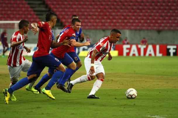 O Nutico saiu na frente com Vincius, no comeo do primeiro tempo, mas sofreu o empate logo em seguida, com Minho. Perto do fim, na j segunda etapa, Robson marcou o gol da virada, selando mais uma derrota do Timbu, lanterna da Srie B.