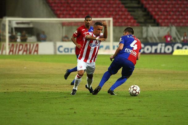 O Nutico saiu na frente com Vincius, no comeo do primeiro tempo, mas sofreu o empate logo em seguida, com Minho. Perto do fim, na j segunda etapa, Robson marcou o gol da virada, selando mais uma derrota do Timbu, lanterna da Srie B.