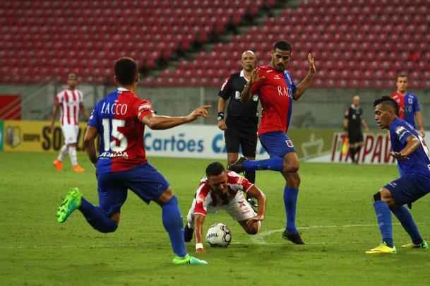 O Nutico saiu na frente com Vincius, no comeo do primeiro tempo, mas sofreu o empate logo em seguida, com Minho. Perto do fim, na j segunda etapa, Robson marcou o gol da virada, selando mais uma derrota do Timbu, lanterna da Srie B.