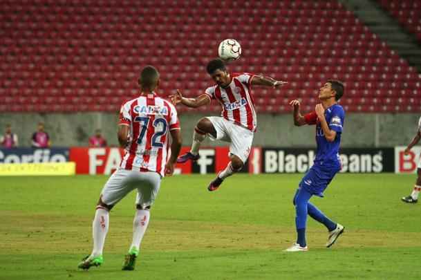 O Nutico saiu na frente com Vincius, no comeo do primeiro tempo, mas sofreu o empate logo em seguida, com Minho. Perto do fim, na j segunda etapa, Robson marcou o gol da virada, selando mais uma derrota do Timbu, lanterna da Srie B.