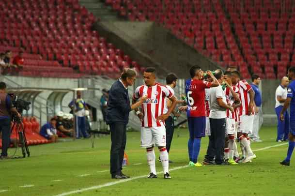 O Nutico saiu na frente com Vincius, no comeo do primeiro tempo, mas sofreu o empate logo em seguida, com Minho. Perto do fim, na j segunda etapa, Robson marcou o gol da virada, selando mais uma derrota do Timbu, lanterna da Srie B.
