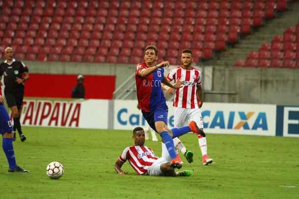 O Nutico saiu na frente com Vincius, no comeo do primeiro tempo, mas sofreu o empate logo em seguida, com Minho. Perto do fim, na j segunda etapa, Robson marcou o gol da virada, selando mais uma derrota do Timbu, lanterna da Srie B.