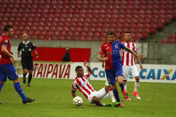 O Nutico saiu na frente com Vincius, no comeo do primeiro tempo, mas sofreu o empate logo em seguida, com Minho. Perto do fim, na j segunda etapa, Robson marcou o gol da virada, selando mais uma derrota do Timbu, lanterna da Srie B.