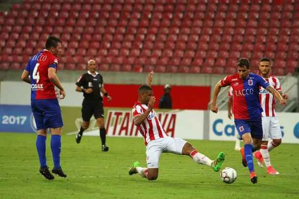 O Nutico saiu na frente com Vincius, no comeo do primeiro tempo, mas sofreu o empate logo em seguida, com Minho. Perto do fim, na j segunda etapa, Robson marcou o gol da virada, selando mais uma derrota do Timbu, lanterna da Srie B.