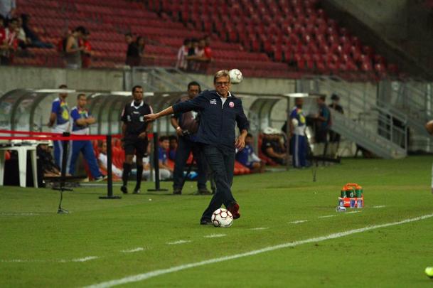 O Nutico saiu na frente com Vincius, no comeo do primeiro tempo, mas sofreu o empate logo em seguida, com Minho. Perto do fim, na j segunda etapa, Robson marcou o gol da virada, selando mais uma derrota do Timbu, lanterna da Srie B.