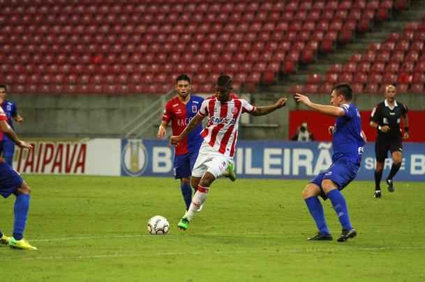 O Nutico saiu na frente com Vincius, no comeo do primeiro tempo, mas sofreu o empate logo em seguida, com Minho. Perto do fim, na j segunda etapa, Robson marcou o gol da virada, selando mais uma derrota do Timbu, lanterna da Srie B.