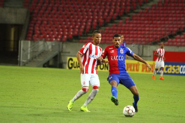 O Nutico saiu na frente com Vincius, no comeo do primeiro tempo, mas sofreu o empate logo em seguida, com Minho. Perto do fim, na j segunda etapa, Robson marcou o gol da virada, selando mais uma derrota do Timbu, lanterna da Srie B.