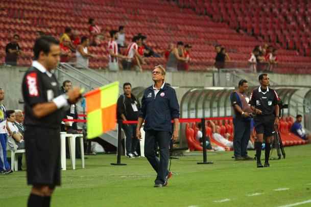 O Nutico saiu na frente com Vincius, no comeo do primeiro tempo, mas sofreu o empate logo em seguida, com Minho. Perto do fim, na j segunda etapa, Robson marcou o gol da virada, selando mais uma derrota do Timbu, lanterna da Srie B.
