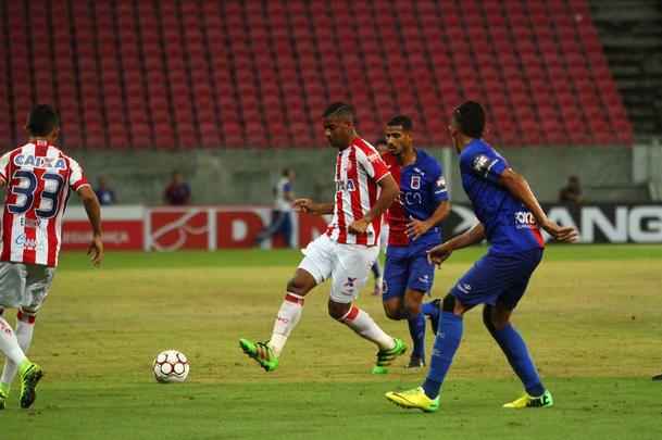 O Nutico saiu na frente com Vincius, no comeo do primeiro tempo, mas sofreu o empate logo em seguida, com Minho. Perto do fim, na j segunda etapa, Robson marcou o gol da virada, selando mais uma derrota do Timbu, lanterna da Srie B.