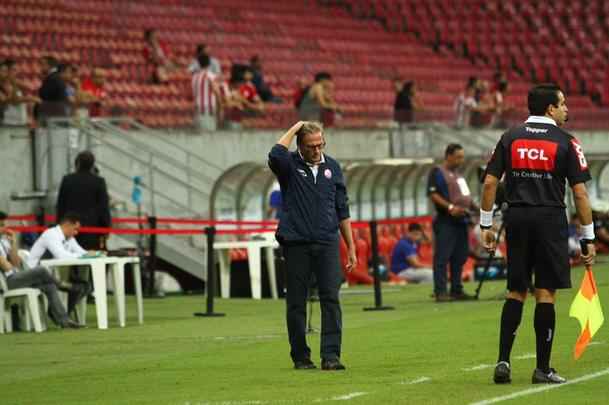 O Nutico saiu na frente com Vincius, no comeo do primeiro tempo, mas sofreu o empate logo em seguida, com Minho. Perto do fim, na j segunda etapa, Robson marcou o gol da virada, selando mais uma derrota do Timbu, lanterna da Srie B.