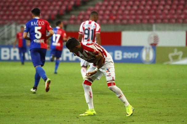 O Nutico saiu na frente com Vincius, no comeo do primeiro tempo, mas sofreu o empate logo em seguida, com Minho. Perto do fim, na j segunda etapa, Robson marcou o gol da virada, selando mais uma derrota do Timbu, lanterna da Srie B.