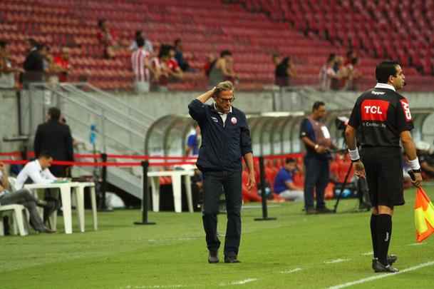 O Nutico saiu na frente com Vincius, no comeo do primeiro tempo, mas sofreu o empate logo em seguida, com Minho. Perto do fim, na j segunda etapa, Robson marcou o gol da virada, selando mais uma derrota do Timbu, lanterna da Srie B.