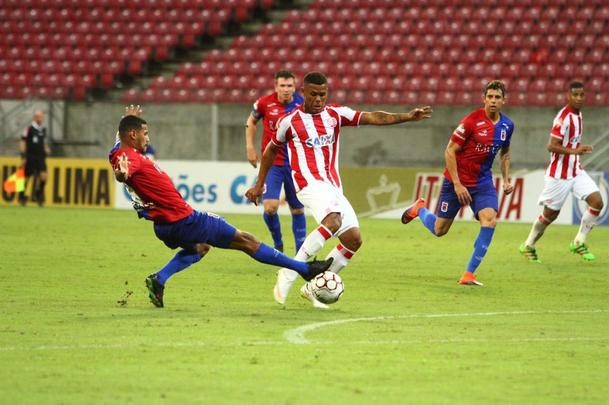 O Nutico saiu na frente com Vincius, no comeo do primeiro tempo, mas sofreu o empate logo em seguida, com Minho. Perto do fim, na j segunda etapa, Robson marcou o gol da virada, selando mais uma derrota do Timbu, lanterna da Srie B.