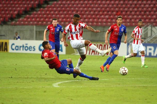 O Nutico saiu na frente com Vincius, no comeo do primeiro tempo, mas sofreu o empate logo em seguida, com Minho. Perto do fim, na j segunda etapa, Robson marcou o gol da virada, selando mais uma derrota do Timbu, lanterna da Srie B.