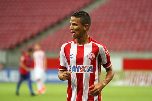 O Nutico saiu na frente com Vincius, no comeo do primeiro tempo, mas sofreu o empate logo em seguida, com Minho. Perto do fim, na j segunda etapa, Robson marcou o gol da virada, selando mais uma derrota do Timbu, lanterna da Srie B.