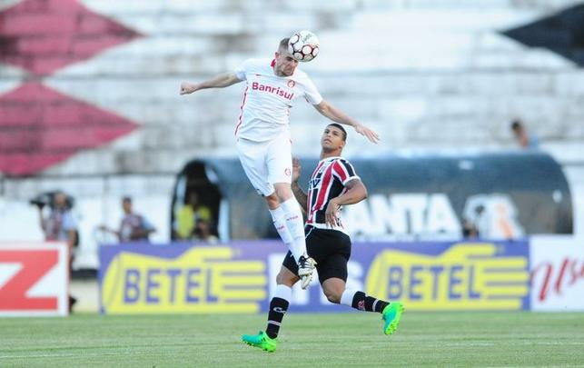 Por conta das fortes chuvas e do ritmo intenso de treinamentos, o gramado do Arruda acabou interferindo no futebol dos atletas corais e colorados.