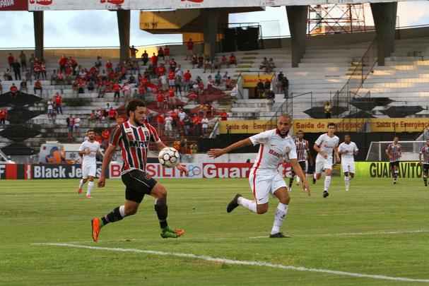 Por conta das fortes chuvas e do ritmo intenso de treinamentos, o gramado do Arruda acabou interferindo no futebol dos atletas corais e colorados.