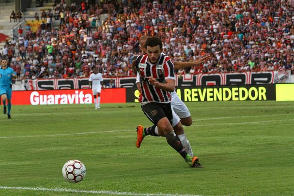 Por conta das fortes chuvas e do ritmo intenso de treinamentos, o gramado do Arruda acabou interferindo no futebol dos atletas corais e colorados.