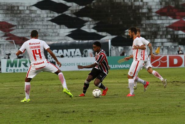 Por conta das fortes chuvas e do ritmo intenso de treinamentos, o gramado do Arruda acabou interferindo no futebol dos atletas corais e colorados.