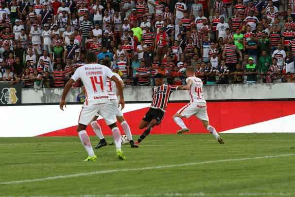 Por conta das fortes chuvas e do ritmo intenso de treinamentos, o gramado do Arruda acabou interferindo no futebol dos atletas corais e colorados.