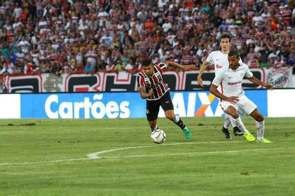 Por conta das fortes chuvas e do ritmo intenso de treinamentos, o gramado do Arruda acabou interferindo no futebol dos atletas corais e colorados.
