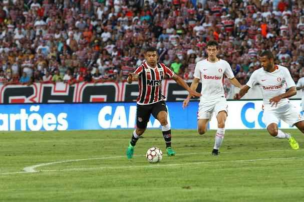 Por conta das fortes chuvas e do ritmo intenso de treinamentos, o gramado do Arruda acabou interferindo no futebol dos atletas corais e colorados.