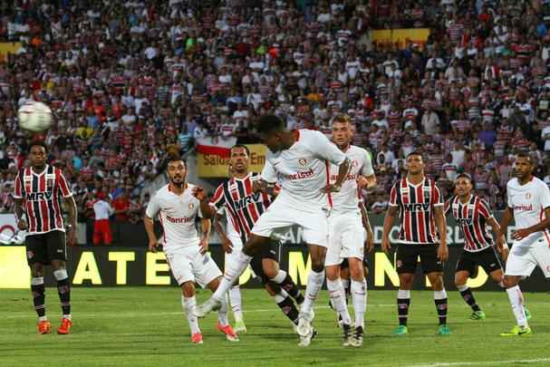 Por conta das fortes chuvas e do ritmo intenso de treinamentos, o gramado do Arruda acabou interferindo no futebol dos atletas corais e colorados.