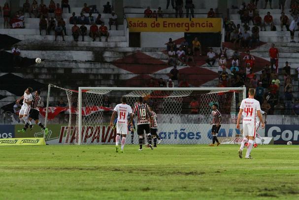 Por conta das fortes chuvas e do ritmo intenso de treinamentos, o gramado do Arruda acabou interferindo no futebol dos atletas corais e colorados.