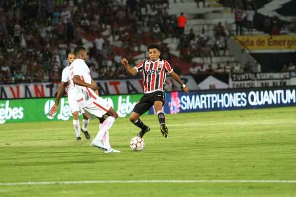Por conta das fortes chuvas e do ritmo intenso de treinamentos, o gramado do Arruda acabou interferindo no futebol dos atletas corais e colorados.