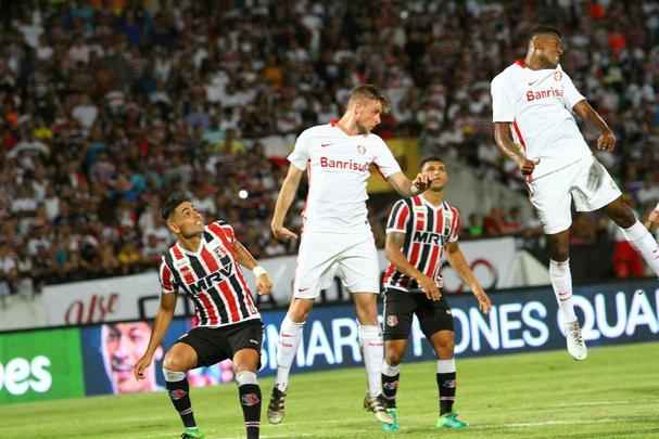 Por conta das fortes chuvas e do ritmo intenso de treinamentos, o gramado do Arruda acabou interferindo no futebol dos atletas corais e colorados.