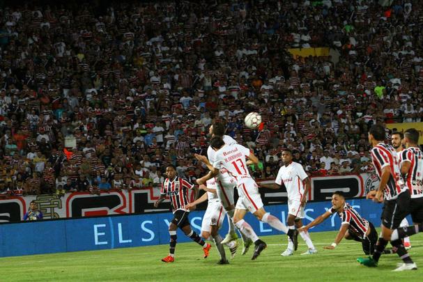 Por conta das fortes chuvas e do ritmo intenso de treinamentos, o gramado do Arruda acabou interferindo no futebol dos atletas corais e colorados.