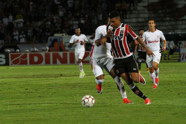 Por conta das fortes chuvas e do ritmo intenso de treinamentos, o gramado do Arruda acabou interferindo no futebol dos atletas corais e colorados.