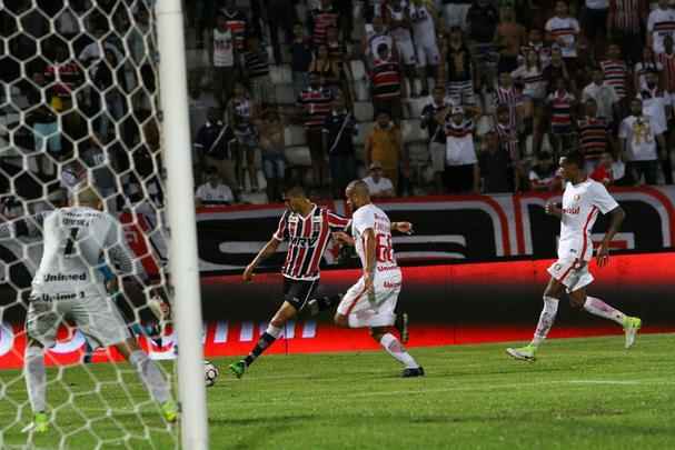 Por conta das fortes chuvas e do ritmo intenso de treinamentos, o gramado do Arruda acabou interferindo no futebol dos atletas corais e colorados.