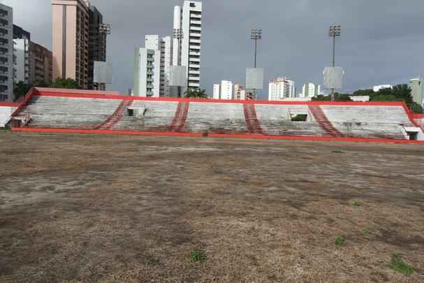 Gramado est sendo morto para o implante de um novo; expectativa  de retomar jogos a partir do Brasileiro 2018; at l, um longo caminho